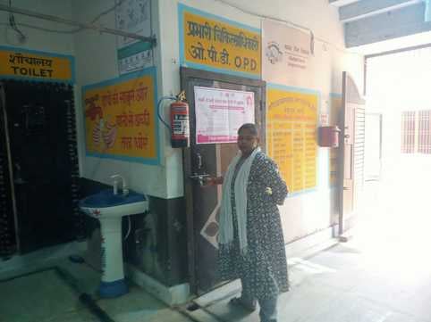 शाहबाजपुर में खाली पड़ी डाॅक्टर की कुर्सी। संवाद शाहबाजपुर में खाली पड़ी डाॅक्टर की कुर्सी। संवाद