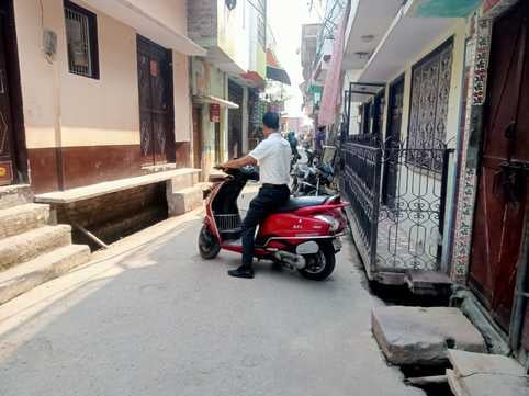 शाहबाजपुर में खाली पड़ी डाॅक्टर की कुर्सी। संवाद शाहबाजपुर में खाली पड़ी डाॅक्टर की कुर्सी। संवाद