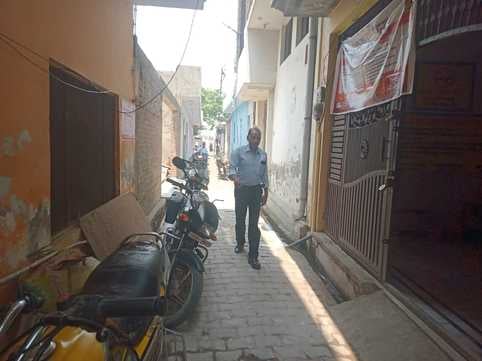 शाहबाजपुर में खाली पड़ी डाॅक्टर की कुर्सी। संवाद शाहबाजपुर में खाली पड़ी डाॅक्टर की कुर्सी। संवाद