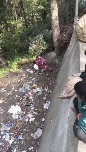 ठियोग में जंगल में कबाड़ ठिकाने लगाने को लेकर अमर उजाला में प्रकाशित खबर। संवाद ठियोग में जंगल में कबाड़ ठिकाने लगाने को लेकर अमर उजाला में प्रकाशित खबर। संवाद