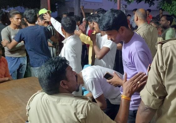 उसहैत में सड़क हादसे में बच्चे की मौत के बाद घटनास्थल पर विलाप करते परिजन। संवाद उसहैत में सड़क हादसे में बच्चे की मौत के बाद घटनास्थल पर विलाप करते परिजन। संवाद