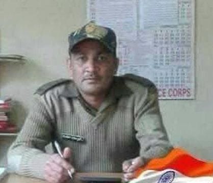 02जेएनडी30: चांदपुर गांव में जसवीर को श्रंद्वाजलि देते तहसीलदार हरिचंद्र बिजराणिया। संवाद 02जेएनडी30: चांदपुर गांव में जसवीर को श्रंद्वाजलि देते तहसीलदार हरिचंद्र बिजराणिया। संवाद