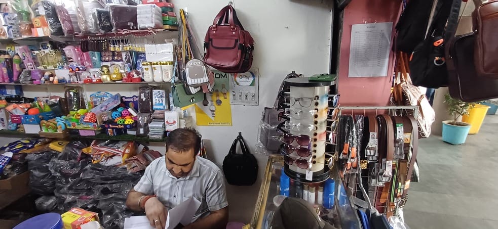 अंबाला छावनी बस स्टैंड पर दुकानदारों द्वारा लगाई गई सामान की रेट लिस्ट। संवाद अंबाला छावनी बस स्टैंड पर दुकानदारों द्वारा लगाई गई सामान की रेट लिस्ट। संवाद