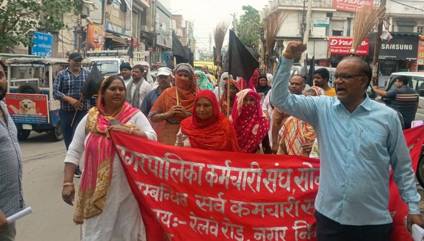 फोटो 02: सोनीपत में रेलवे रोड पर झाडू प्रदर्शन करते नगर निगम के सफाई व अग्निशमन कर्मी। संवाद फोटो 02: सोनीपत में रेलवे रोड पर झाडू प्रदर्शन करते नगर निगम के सफाई व अग्निशमन कर्मी। संवाद