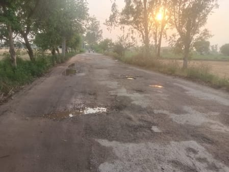 फोटो 03- सोनीपत के खस्ताहाल गांव मुरथल से मेहंदीपुर रोड पर बने गड्ढे। संवाद फोटो 03- सोनीपत के खस्ताहाल गांव मुरथल से मेहंदीपुर रोड पर बने गड्ढे। संवाद