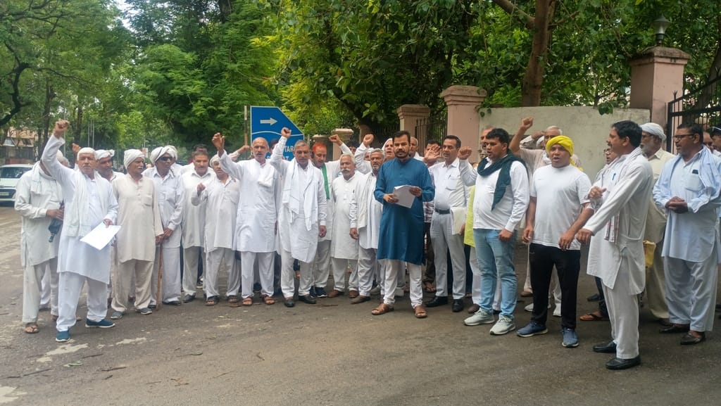 फोटो 11- सोनीपत के गोहाना रोड स्थित लघु सचिवालय के बाहर जमीन अधिग्रहण के लंबित मुआवजे की मांग क