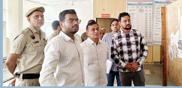 फोटो 26- सोनीपत के गन्नौर के लघु सचिवालय परिसर व सरल केंद्र का निरीक्षण करते एसडीएम प्रवेश कादि फोटो 26- सोनीपत के गन्नौर के लघु सचिवालय परिसर व सरल केंद्र का निरीक्षण करते एसडीएम प्रवेश कादि