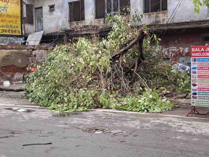 -फोटो 51 : बहादुरगढ़ के सेक्टर-6 में भरे पानी के बीच से निकलते वाहन। संवाद