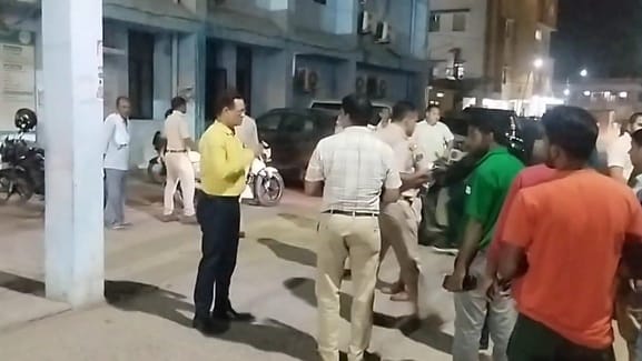 गोली मार की हत्या के बाद लोग हंगामा करते हुए