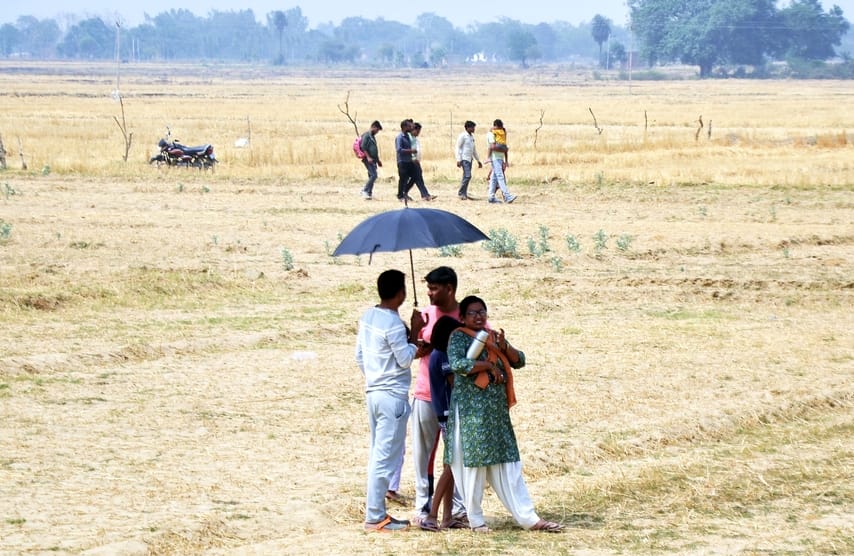 जलालाबाद के ग्राम पीरू स्थित गंगा एक्सप्रेसवे पर उड़ान भरते लड़ाकू विमान। संवाद