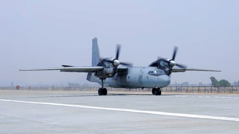 जलालाबाद के ग्राम पीरू स्थित गंगा एक्सप्रेसवे पर उड़ान भरते लड़ाकू विमान। संवाद