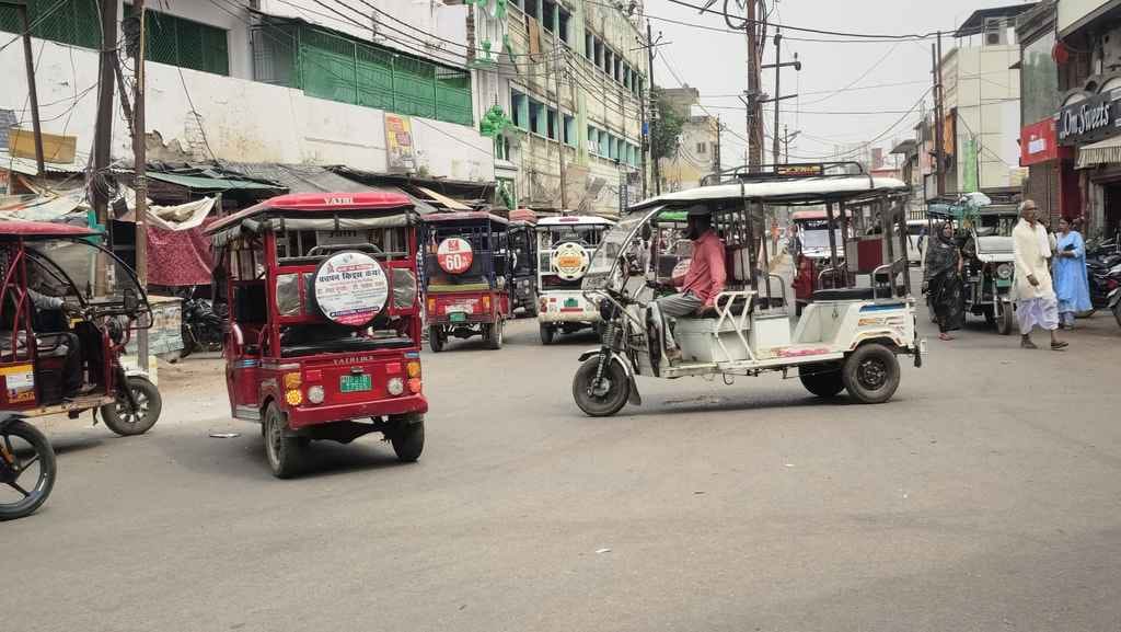 नगर पालिका में ई रिक्शा पर लगाई गई रंगीन पट्टियां। संवाद नगर पालिका में ई रिक्शा पर लगाई गई रंगीन पट्टियां। संवाद