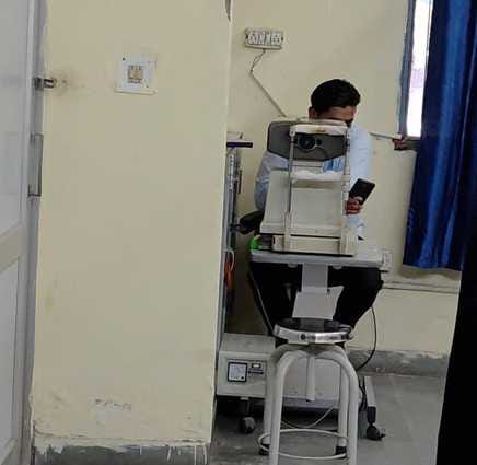 नागरिक अस्पताल में शुक्रवार को बिना ग्लव्ज के सैंपल लेते हुए कर्मचारी। संवाद