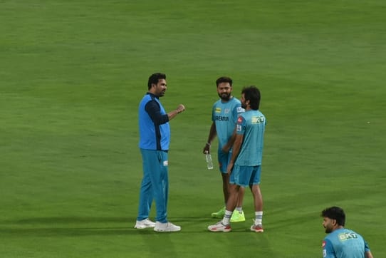 धर्मशाला क्रिकेट स्टेडियम में शुक्रवार को पंजाब किंग्स के कुछखिलाड़ियों ने ही अभ्यास किया। इस 