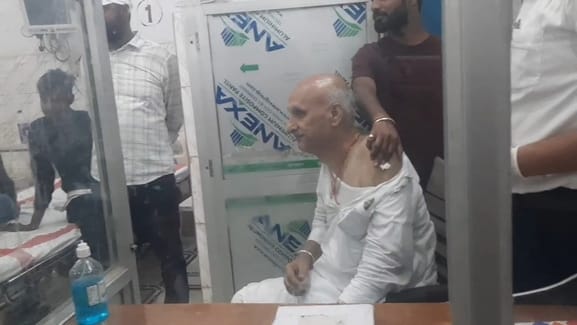 धरना प्रदर्शन के दौरान टूटा मंच