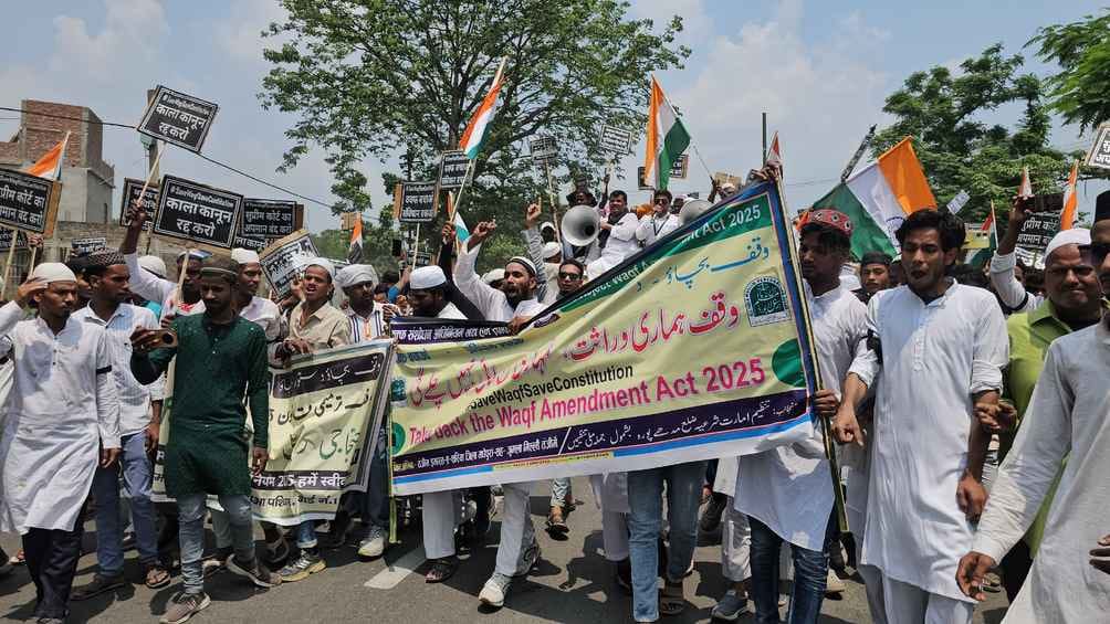 धरना प्रदर्शन के दौरान टूटा मंच