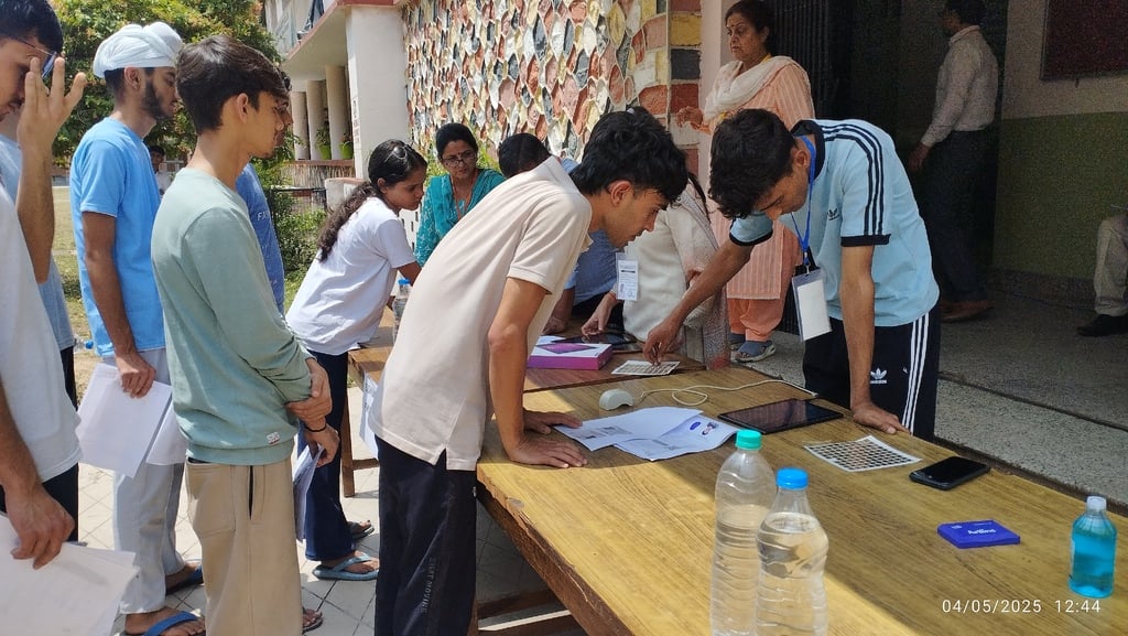 बिलासपुर की छात्र पाठशाला के बाहर अभिभावकों के साथ सीटिंग प्लान देखती एक अभ्यर्थी। संवाद बिलासपुर की छात्र पाठशाला के बाहर अभिभावकों के साथ सीटिंग प्लान देखती एक अभ्यर्थी। संवाद