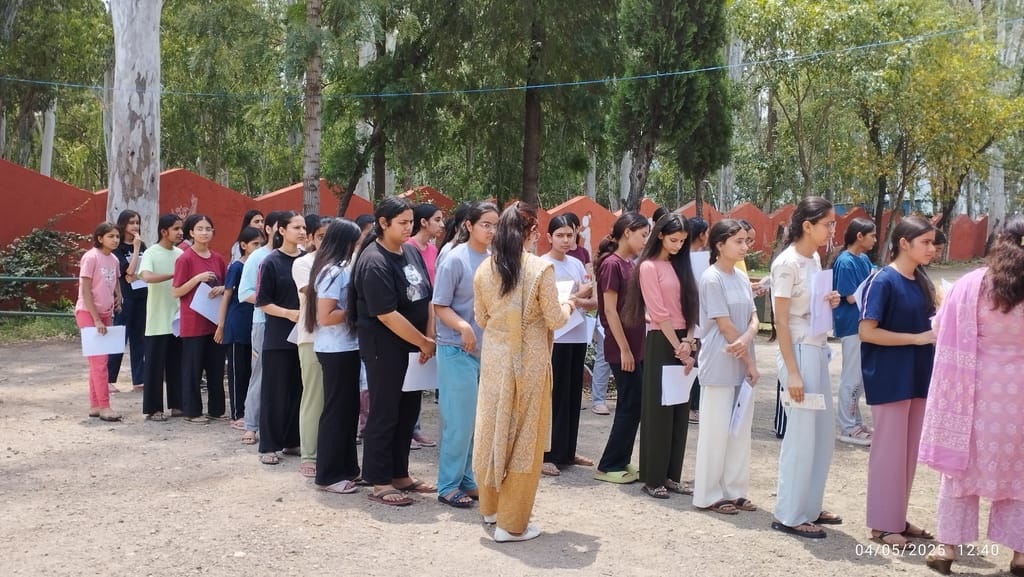 बिलासपुर की छात्र पाठशाला के बाहर अभिभावकों के साथ सीटिंग प्लान देखती एक अभ्यर्थी। संवाद बिलासपुर की छात्र पाठशाला के बाहर अभिभावकों के साथ सीटिंग प्लान देखती एक अभ्यर्थी। संवाद