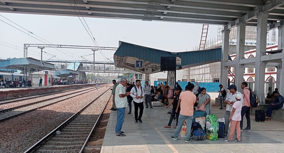 फोटो 33- सोनीपत स्टेशन पर ट्रेन का इंतजार करते यात्री। संवाद