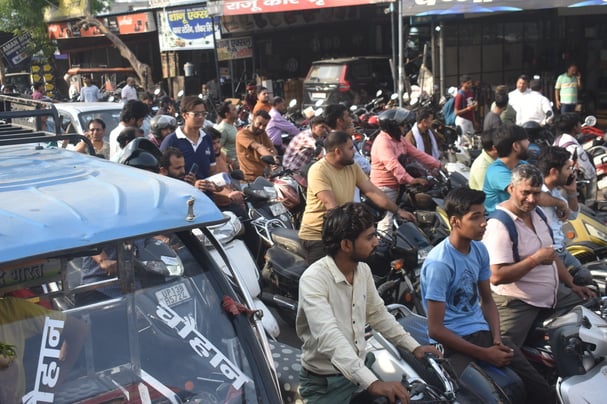 मुस्लिम इंटर कॉलेज से नीट देकर वापस लौटते परीक्षार्थी व उनके अभिभावक। संवाद