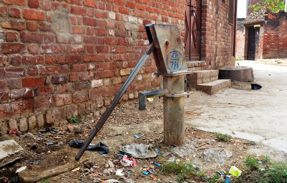 मोहल्ला करबला में खराब पड़ा इण्डिया मार्का हैंडपंप। संवाद