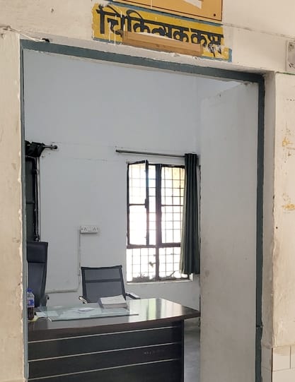 नगीना के सामुदायिक स्वास्थ्य केंद्र पर चिकित्सकों की इंतजार में बैठे मरीज। संवाद नगीना के सामुदायिक स्वास्थ्य केंद्र पर चिकित्सकों की इंतजार में बैठे मरीज। संवाद