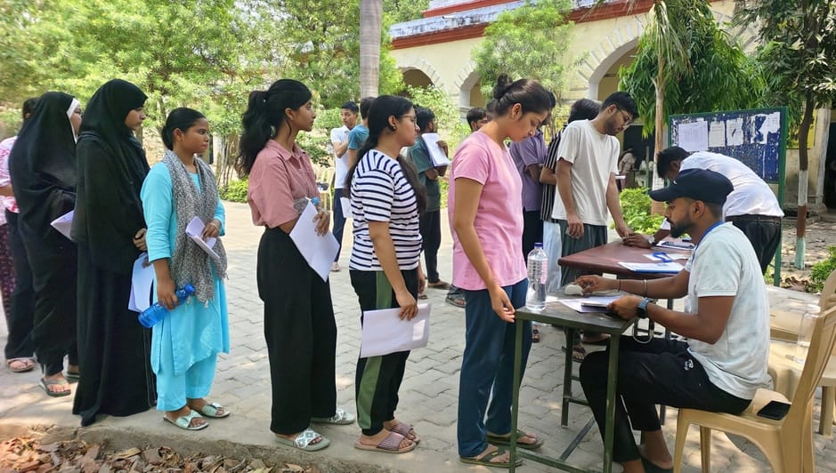 परीक्षा केंद्र जीआईसी में नीट परीक्षा देने आए छात्रों की हो रही तलाशी। संवाद परीक्षा केंद्र जीआईसी में नीट परीक्षा देने आए छात्रों की हो रही तलाशी। संवाद