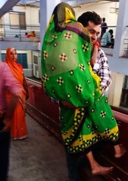 राजकीय मेडिकल कॉलेज के ट्रामा सेंटर में मरीजों की भीड़। संवाद