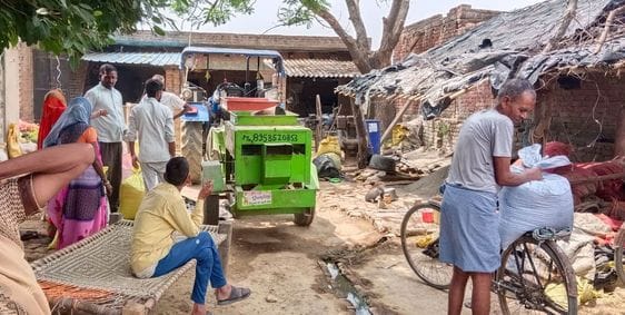 सिंगथरा गांव में बिजली को लेकर प्रदर्शन करते लोग। संवाद सिंगथरा गांव में बिजली को लेकर प्रदर्शन करते लोग। संवाद