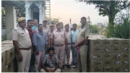 सिरोही। पुलिस द्वारा ट्रक में प्लास्टिक के दानों की आड में छिपाकर गुजरात ले जाई जा रही पंजाब नि सिरोही। पुलिस द्वारा ट्रक में प्लास्टिक के दानों की आड में छिपाकर गुजरात ले जाई जा रही पंजाब नि