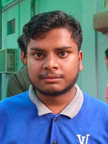 सेठ मुकंदलाल इंटर कॉलेज से नीट परीक्षा देकर आते परीक्षार्थी। संवाद
