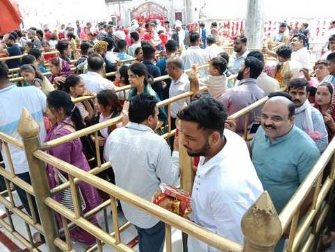 श्री नयनादेवी जी में दर्शन के लिए कतार में खड़े श्रद्धालु। संवाद श्री नयनादेवी जी में दर्शन के लिए कतार में खड़े श्रद्धालु। संवाद