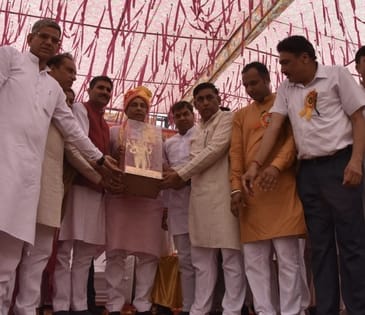 16 कैथल। भगवान परशुराम जयंती के उपलक्ष्य में आयोजित कार्यक्रम में मौजूद समाज के लोग। संगठन