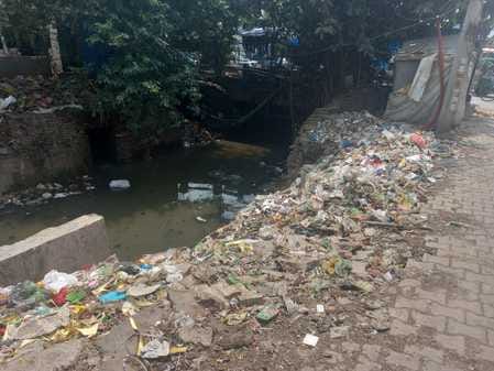 अंबाला छावनी के रिहायशी क्षेत्र रामनगर के मुख्य नाले में गंदगी। संवाद अंबाला छावनी के रिहायशी क्षेत्र रामनगर के मुख्य नाले में गंदगी। संवाद