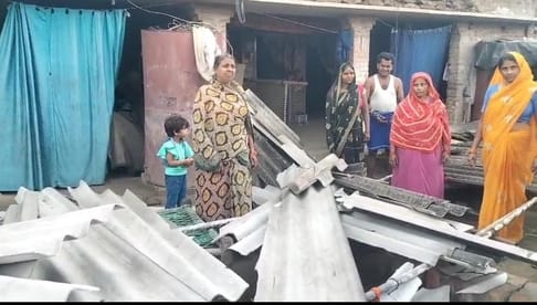 बांकेगंज में आंधी से टूटा बिजली का खंभा, क्षतिग्रस्त हुआ ट्रांसफॅार्मर। संवाद।