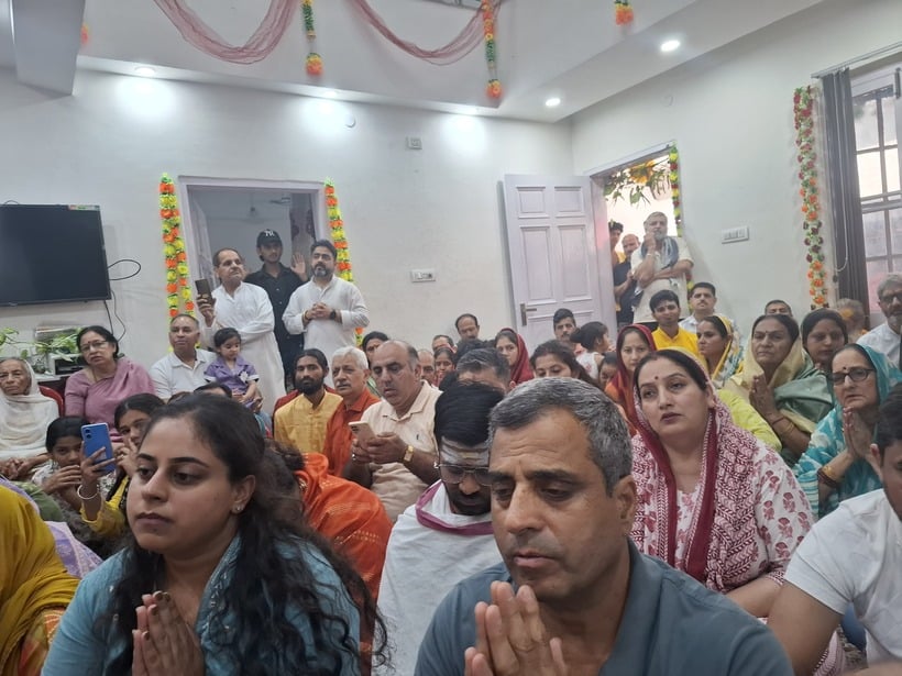 डोक पलौड़ा में श्रद्धालुओं के बीच धर्म व अध्यात्म को लेकर चर्चा करते मठ पुरी के शंकराचार्य स्वा