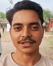 एसके कॉलेज परीक्षा केंद्र पर चस्पा लिस्ट में अपना कक्ष देखते परीक्षार्थी। संवाद एसके कॉलेज परीक्षा केंद्र पर चस्पा लिस्ट में अपना कक्ष देखते परीक्षार्थी। संवाद