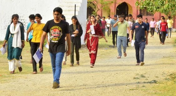 एसके कॉलेज परीक्षा केंद्र पर चस्पा लिस्ट में अपना कक्ष देखते परीक्षार्थी। संवाद एसके कॉलेज परीक्षा केंद्र पर चस्पा लिस्ट में अपना कक्ष देखते परीक्षार्थी। संवाद