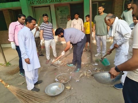 फोटो 19: सोनीपत के खरखौदा शहर स्थित पुरानी तहसील परिसर में कार्यकर्ताओं के साथ सफाई करते विधायक