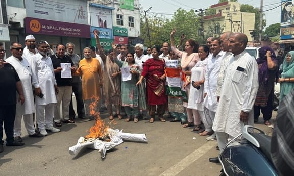 फोटो 23: सोनीपत में कांग्रेस भवन के बाहर असम के मुख्यमंत्री का पुतला फूंकती महिला कांग्रेस की प फोटो 23: सोनीपत में कांग्रेस भवन के बाहर असम के मुख्यमंत्री का पुतला फूंकती महिला कांग्रेस की प