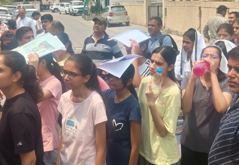 फोटो 25- सोनीपत के मॉडल टाउन स्थित राजकीय माडल संस्कृति विद्यालय में नीट यूजी की परीक्षा को लेक