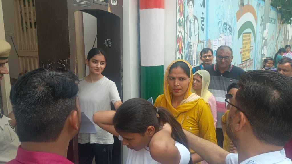 फोटो 25- सोनीपत के मॉडल टाउन स्थित राजकीय माडल संस्कृति विद्यालय में नीट यूजी की परीक्षा को लेक