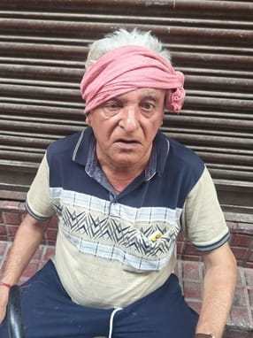 फोटो 30: सोनीपत के गन्नौर में बेसहारा गोवंश के पटकने से घायल हुए रमेश खन्ना। संवाद फोटो 30: सोनीपत के गन्नौर में बेसहारा गोवंश के पटकने से घायल हुए रमेश खन्ना। संवाद