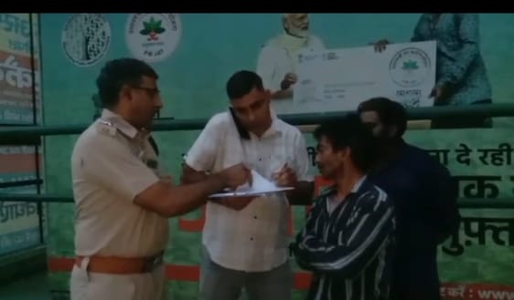 फोटो :44: सोनीपत के नागरिक अस्पताल में परिजनों से बातचीत करती पुलिस। संवाद फोटो :44: सोनीपत के नागरिक अस्पताल में परिजनों से बातचीत करती पुलिस। संवाद