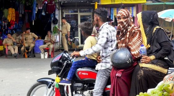इंद्रा चौक से बिना हेलमेट के गुजरते बाइक सवार। संवाद इंद्रा चौक से बिना हेलमेट के गुजरते बाइक सवार। संवाद