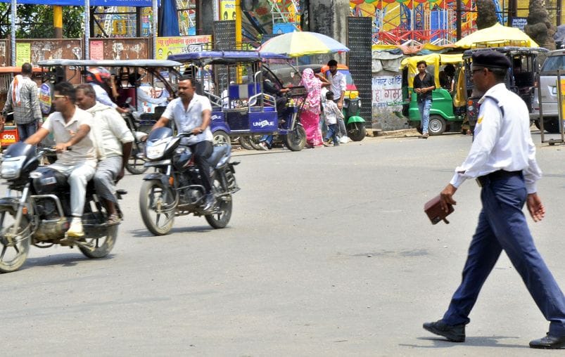 इंद्रा चौक से बिना हेलमेट के गुजरते बाइक सवार। संवाद इंद्रा चौक से बिना हेलमेट के गुजरते बाइक सवार। संवाद