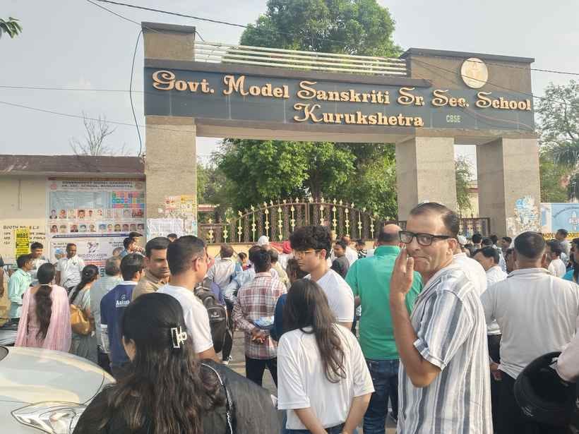 कुरुक्षेत्र। कुवि के आईआईएचएस परीक्षा केंद्र में परीक्षा देकर निकलने के दौरान विद्यार्थी साथ मे
