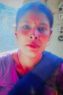 निगोही के गांव भटपुरा मिश्र की रीना देवी की मौत के बाद रोते-बिलखते परिजन। संवाद