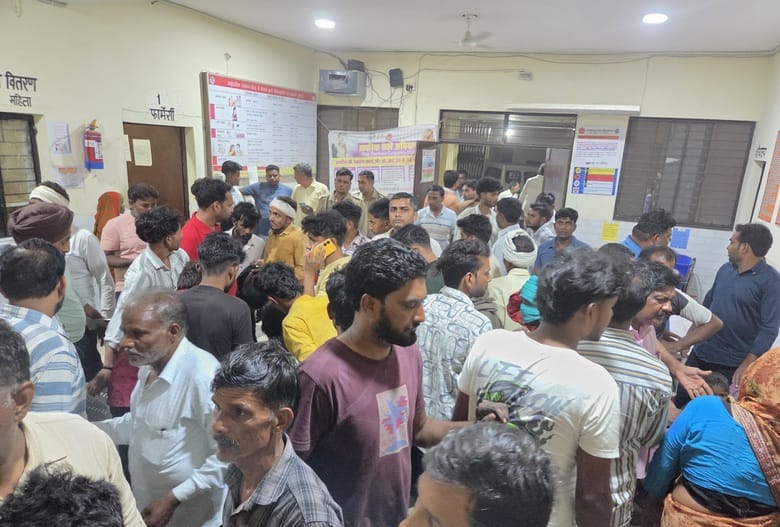 नूरपुर में सड़क दुर्घटना में दो की मौत के बाद जानकारी करती पुलिस संवाद नूरपुर में सड़क दुर्घटना में दो की मौत के बाद जानकारी करती पुलिस संवाद