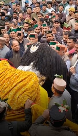 रोहड़ू के खशाधार में देवता के मंदिर प्राण प्रतिष्ठा के दौरान देवताओं का मिलन